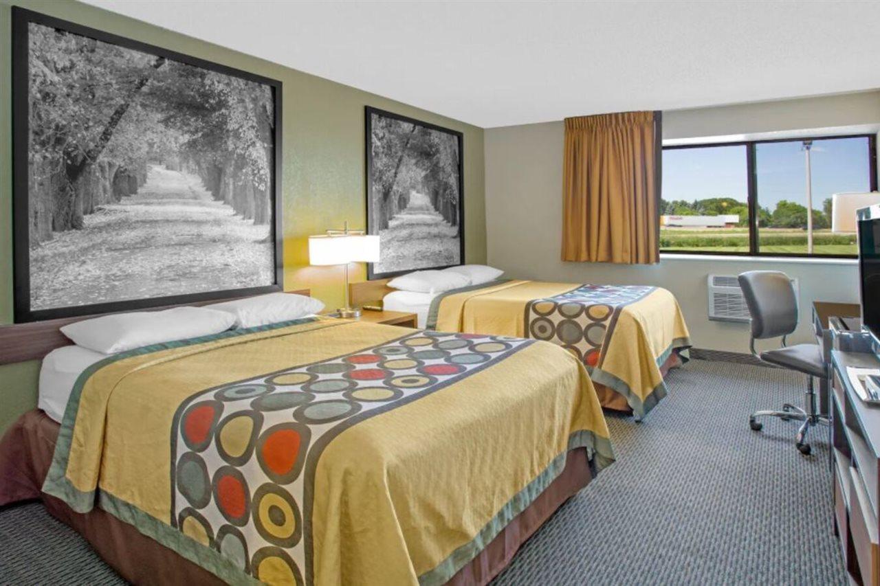 Super 8 By Wyndham Windsor/Madison North Hotel Kültér fotó