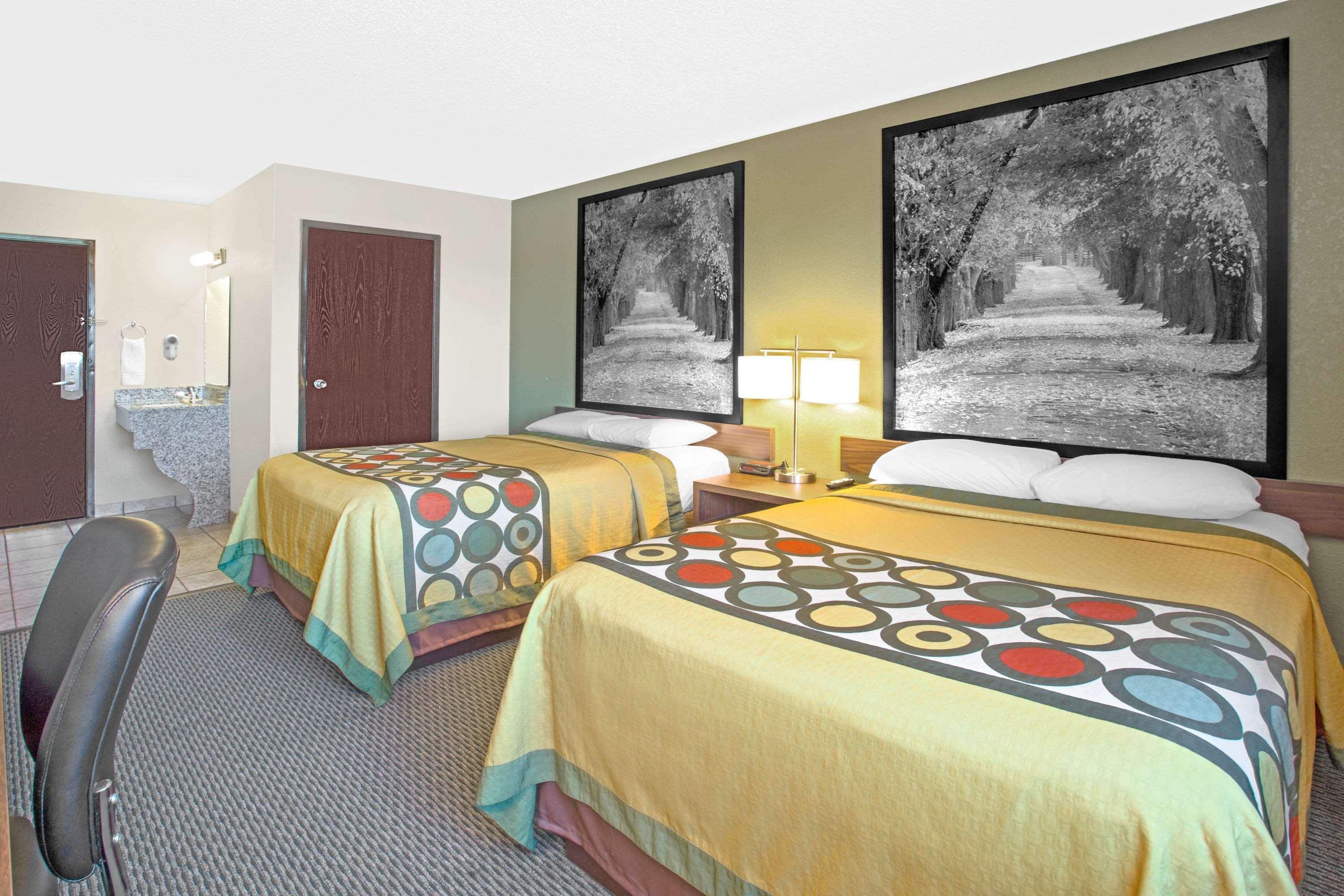 Super 8 By Wyndham Windsor/Madison North Hotel Kültér fotó