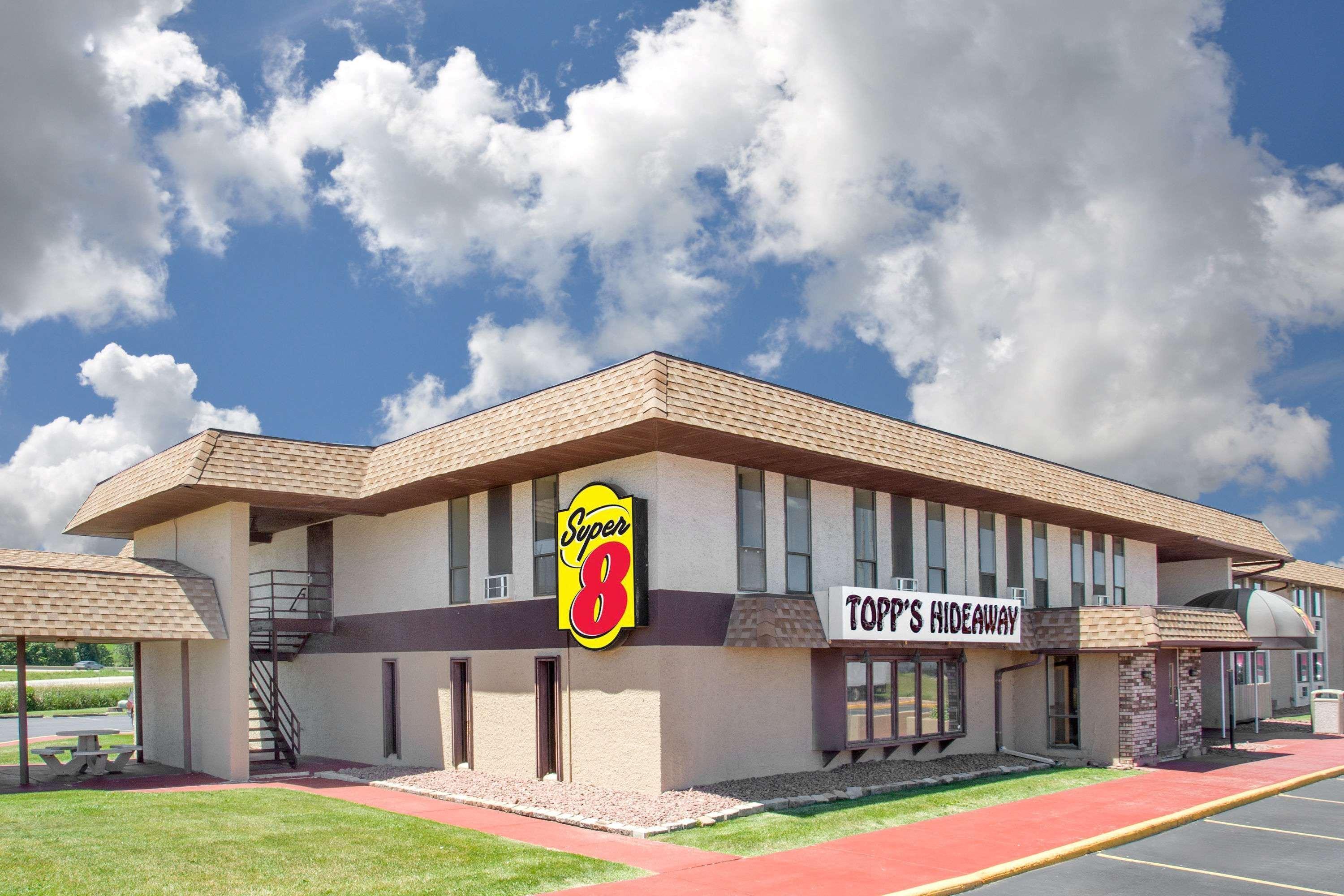 Super 8 By Wyndham Windsor/Madison North Hotel Kültér fotó