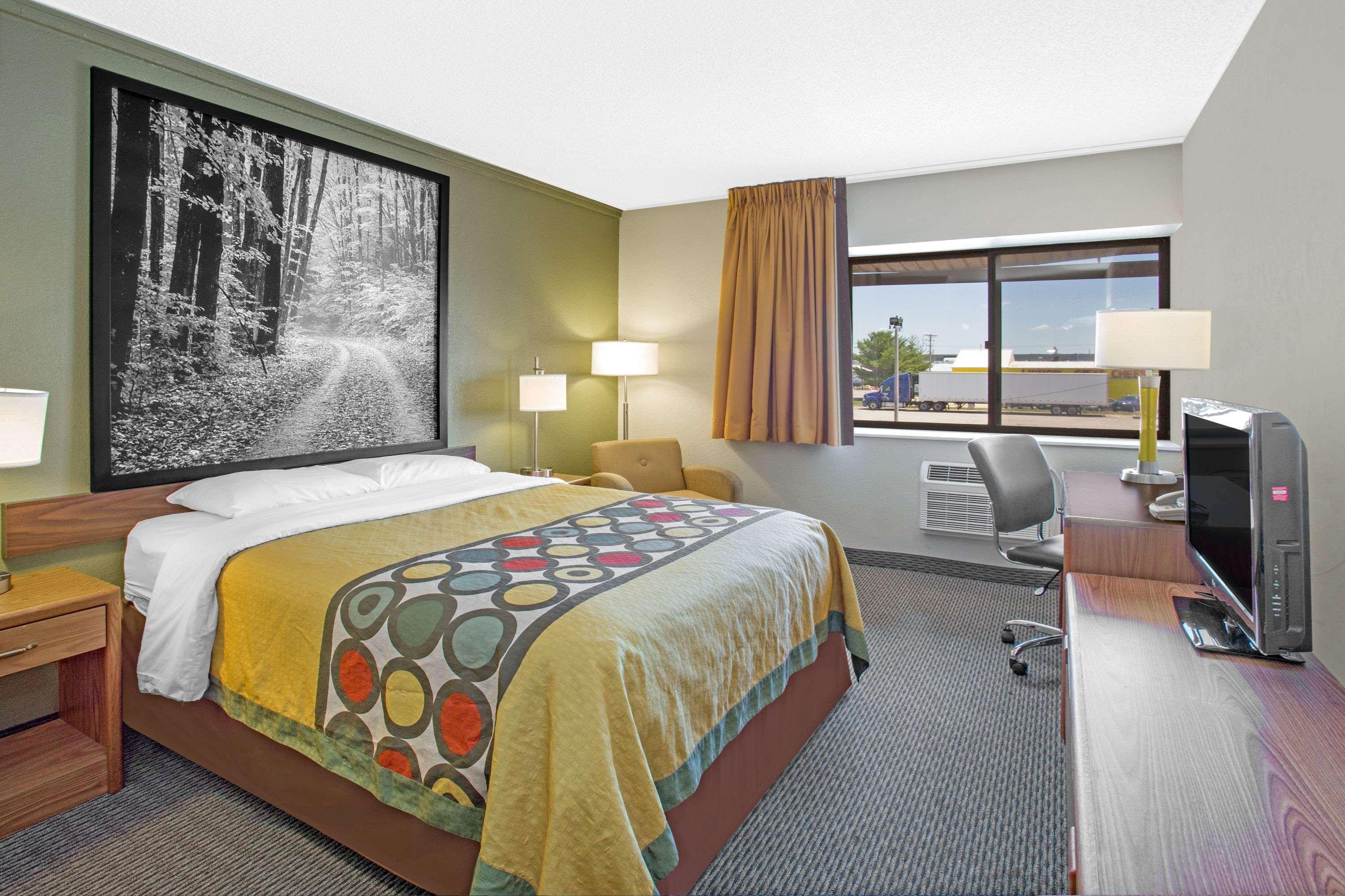 Super 8 By Wyndham Windsor/Madison North Hotel Kültér fotó
