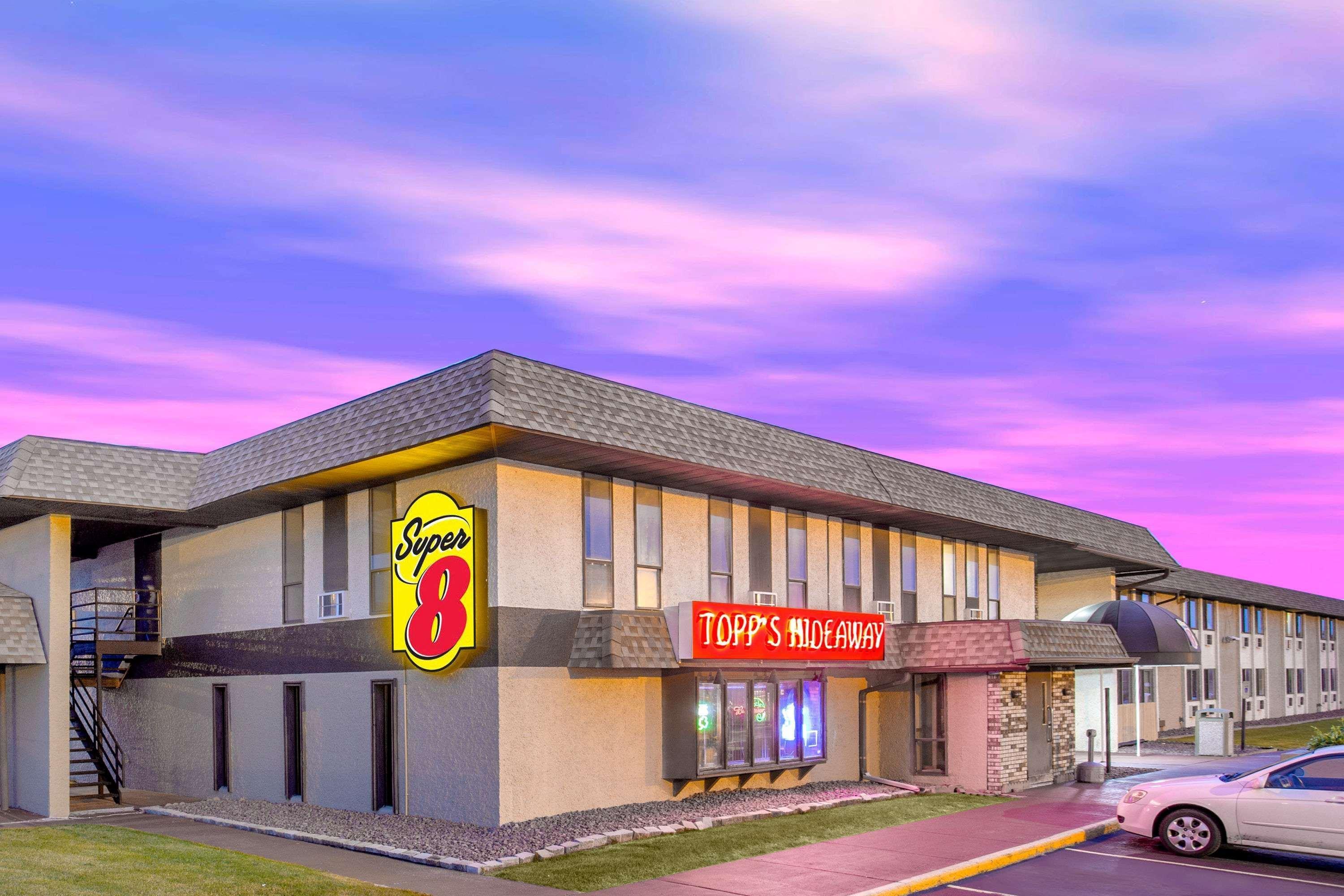 Super 8 By Wyndham Windsor/Madison North Hotel Kültér fotó