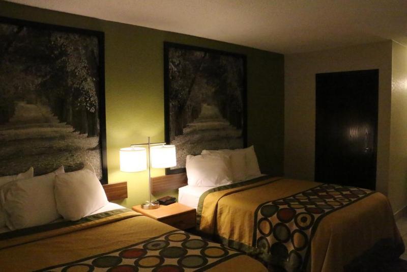 Super 8 By Wyndham Windsor/Madison North Hotel Kültér fotó