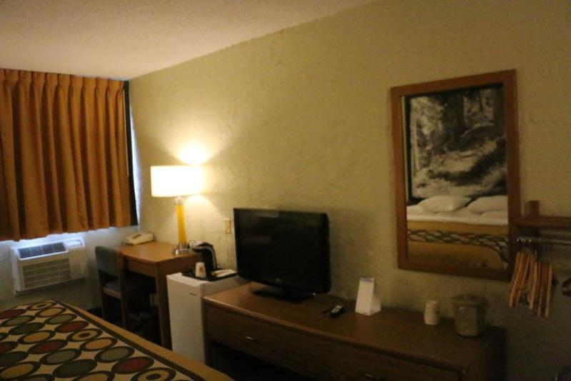 Super 8 By Wyndham Windsor/Madison North Hotel Kültér fotó